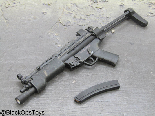 MP5 Submachine Gun w/Extendable Stock & Tactical Light