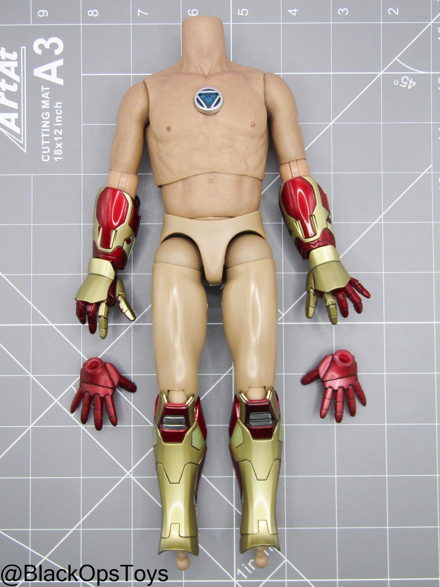 Iron Man - Male Base Body w/Arc Reactor & Armor Pieces (Hot Toys