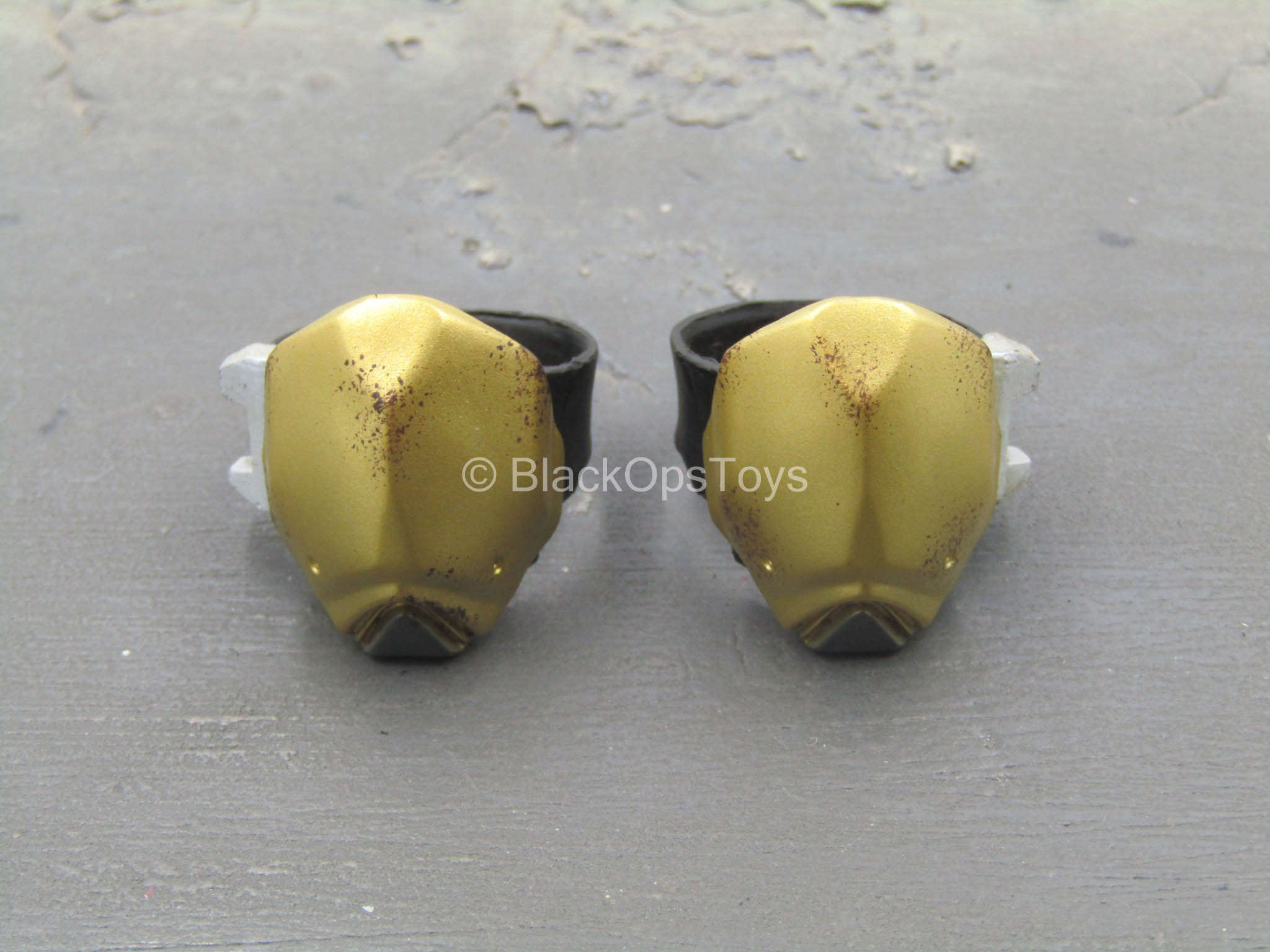 Destiny 2 Hunter Golden Trace Knee Pads BlackOpsToys