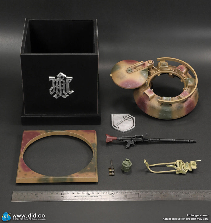 Load image into Gallery viewer, WWII - German Panzer Cmdr Max w/Hatch - MINT IN BOX (READ DESC)
