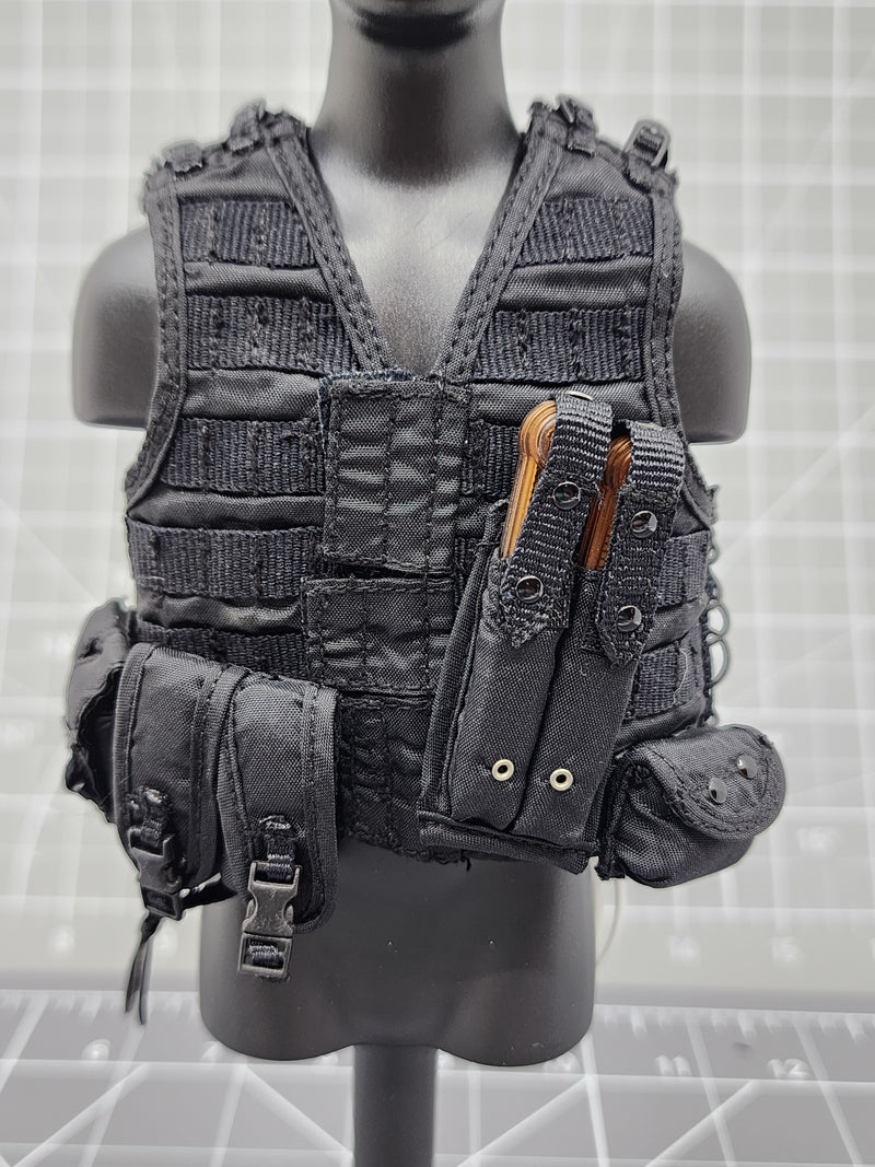 Load image into Gallery viewer, BAM 1/6 Grey Uniform, Black Molle Vest, and FN P90
