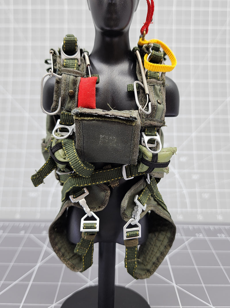 Load image into Gallery viewer, BAM 1/6 OD Green Parachute W/ Front Med Kit (BBI)
