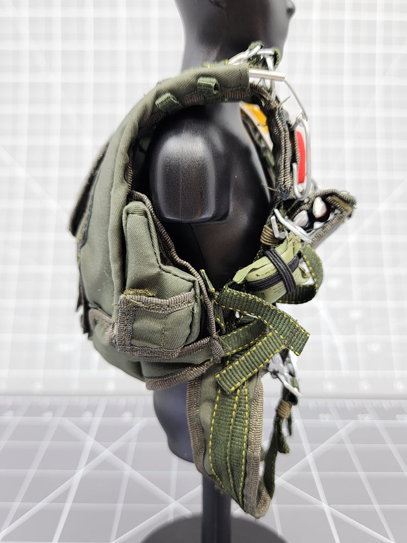 Load image into Gallery viewer, BAM 1/6 OD Green Parachute W/ Front Med Kit (BBI)
