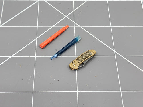 BAM 1/6 Folding Knife & Glow Sticks (HT)
