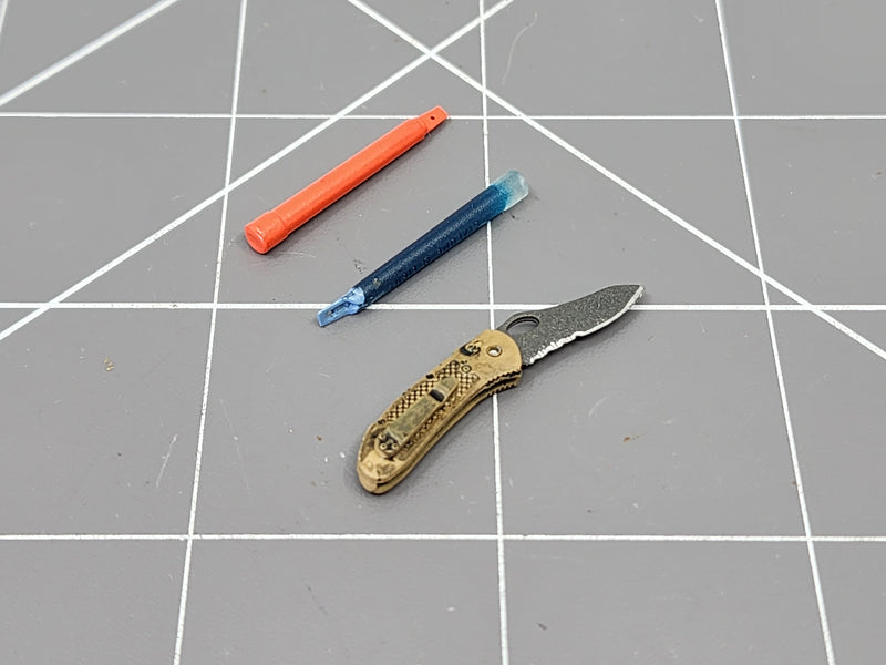 Load image into Gallery viewer, BAM 1/6 Folding Knife &amp; Glow Sticks (HT)
