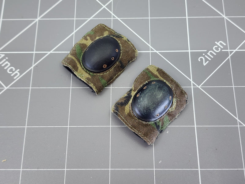 Load image into Gallery viewer, BAM 1/6 Woodlands Camo Knee Pads (Dragon)
