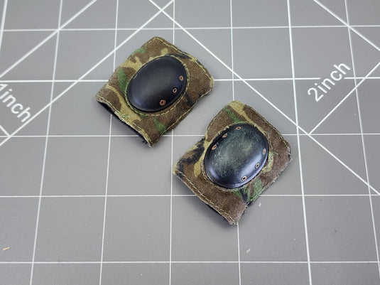 BAM 1/6 Woodlands Camo Knee Pads (Dragon)
