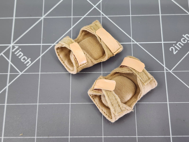 Load image into Gallery viewer, BAM 1/6 Coyote Tan Knee Pads (Toy Soldier)
