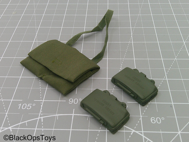 Load image into Gallery viewer, Vietnam Era Claymore Mine w/Satchel Bag
