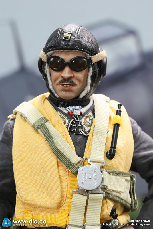 WWII - German Luftwaffe Pilot w/Cockpit  - MINT IN BOX (READ DESC)