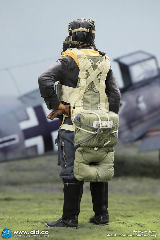 WWII - German Luftwaffe Pilot w/Cockpit  - MINT IN BOX (READ DESC)