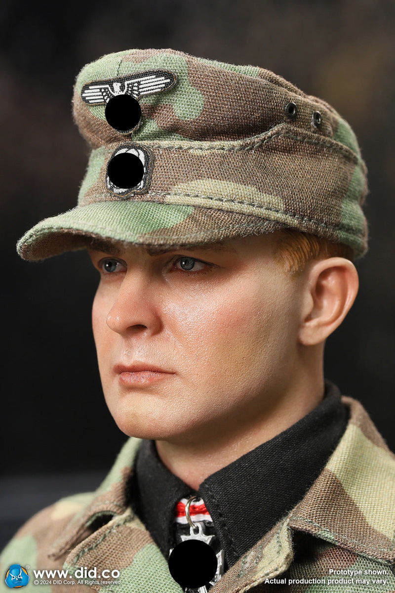 Load image into Gallery viewer, WWII - German Panzer Cmdr Max w/Hatch - MINT IN BOX (READ DESC)
