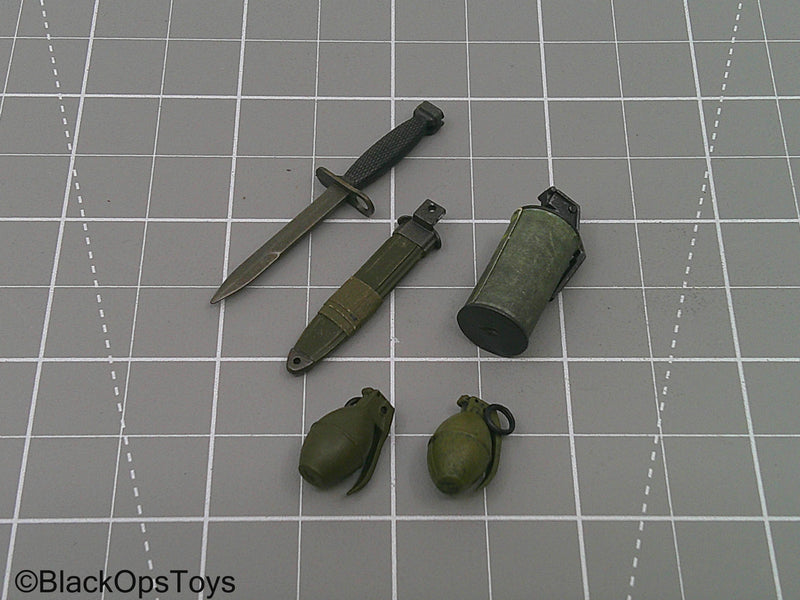 Load image into Gallery viewer, Vietnam Era Knife w/Sheath &amp; Grenade Set (Hot Toys)
