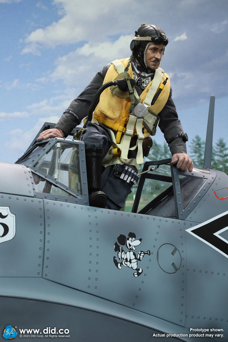 Load image into Gallery viewer, WWII - German Luftwaffe Pilot w/Cockpit  - MINT IN BOX (READ DESC)
