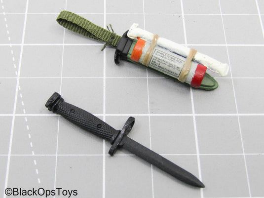 Black Knife w/Green Sheath w/Accessories