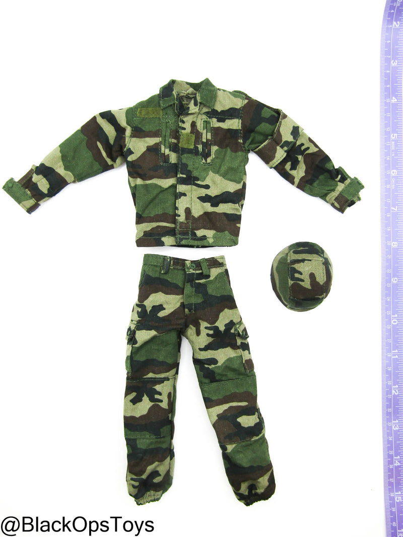 Load image into Gallery viewer, Woodland Camo Uniform Set w/Helmet
