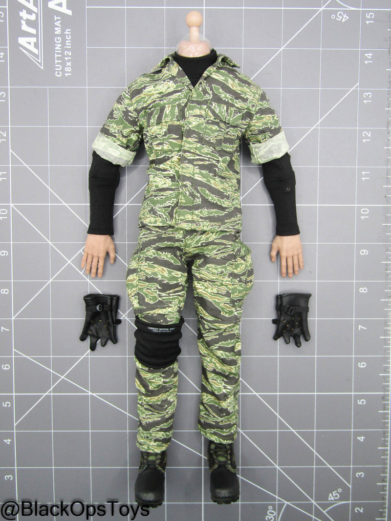 Load image into Gallery viewer, MGS - Tiger Stripe Camo Snake - Male Dressed Body w/Cardboard Box
