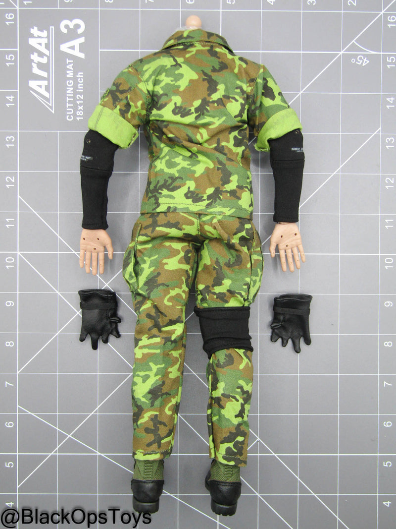 Load image into Gallery viewer, MGS - ERDL Camo Snake - Male Dressed Body w/Cardboard Box
