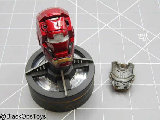 Iron Man - Helmeted Headsculpt w/Light Up Stand