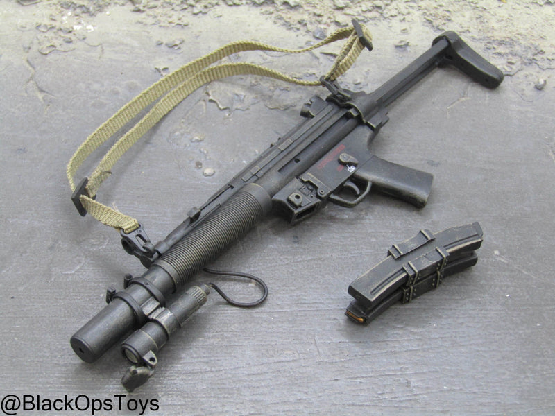 Load image into Gallery viewer, MP5 Submachine Gun w/Integrated Suppressor &amp; Tactical Light
