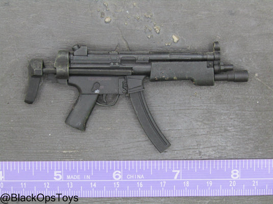 MP5 Submachine Gun w/Extendable Stock & Tactical Light