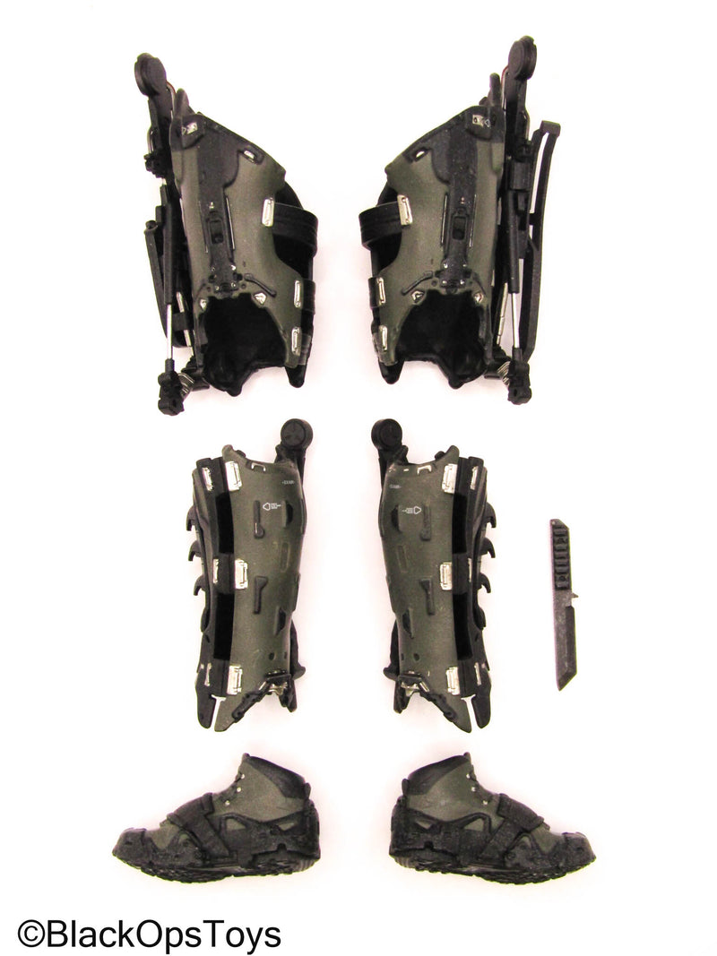 Load image into Gallery viewer, Warriors Of The Future Tyler - Black Mechanical Leg Armor w/Boots (Peg Type)
