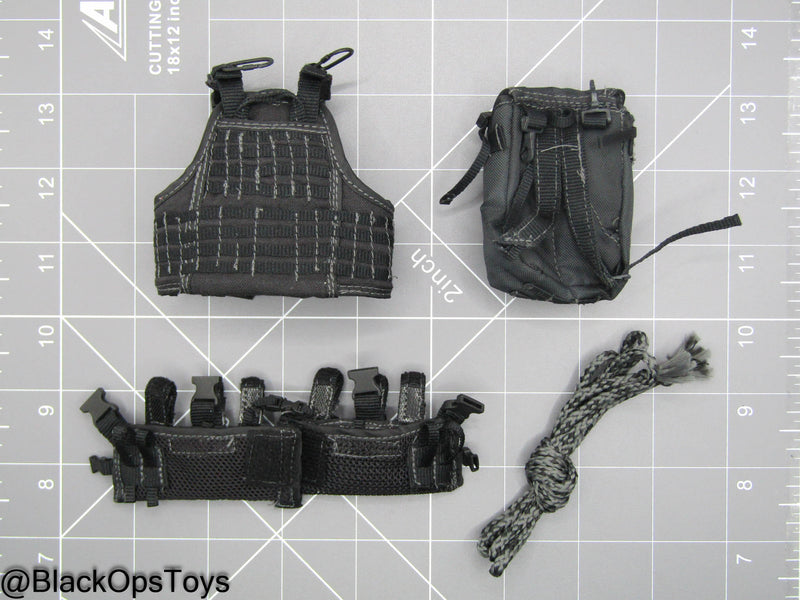 Load image into Gallery viewer, GI JOE - Cobra Viper - Black MOLLE Combat Vest Set w/Buttpack
