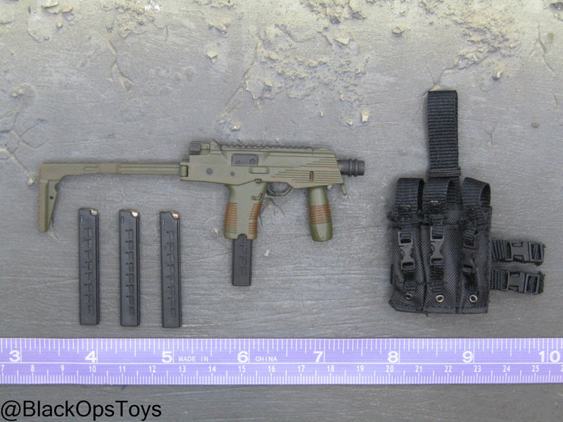 Load image into Gallery viewer, GI JOE - Cobra Major Bludd - Steyr TMP w/Triple Cell Mag Pouch
