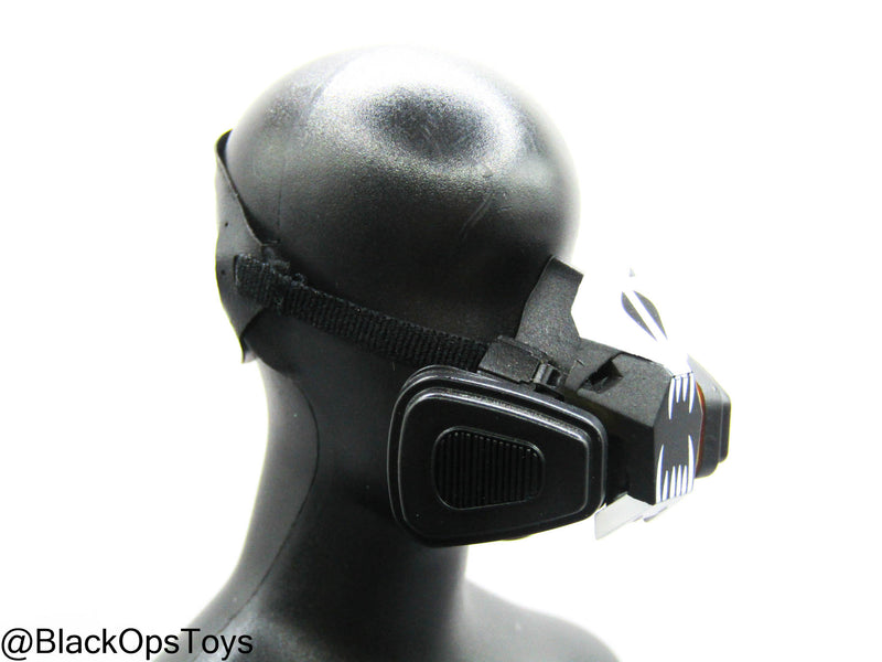 Load image into Gallery viewer, Fang Detailed Respirator Mask
