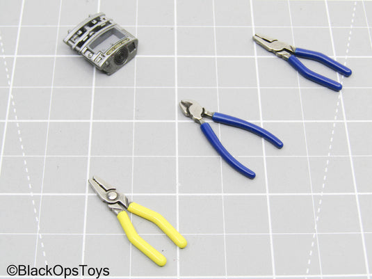 Silver Mobile Engine Part w/Metal Tool Set (Hot Toys)
