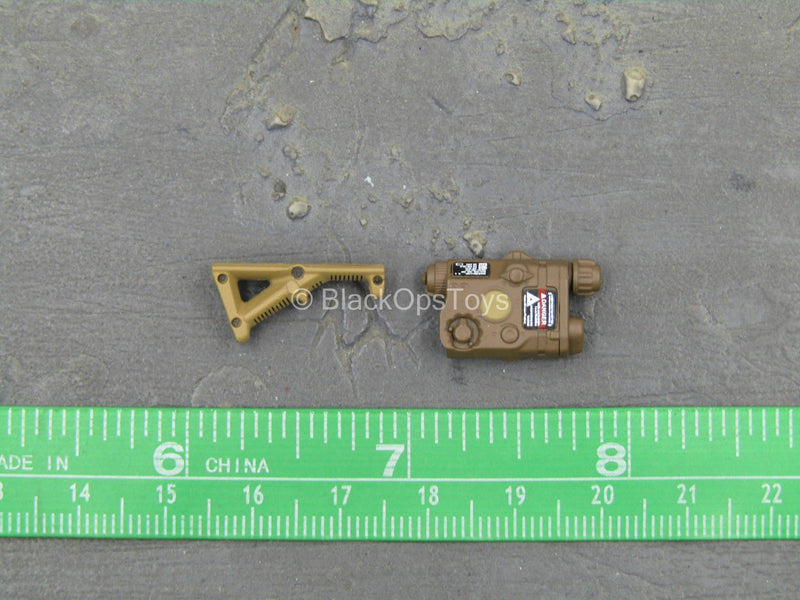 Load image into Gallery viewer, Tan Angled Foregrip &amp; Brown PEQ
