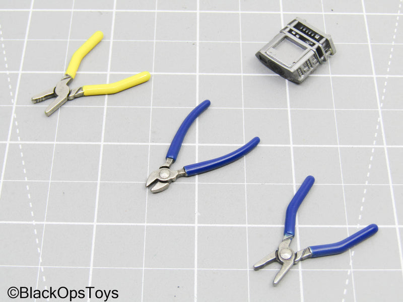 Load image into Gallery viewer, Silver Mobile Engine Part w/Metal Tool Set (Hot Toys)
