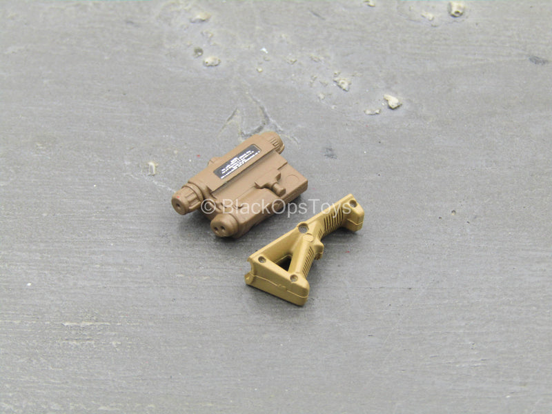 Load image into Gallery viewer, Tan Angled Foregrip &amp; Brown PEQ
