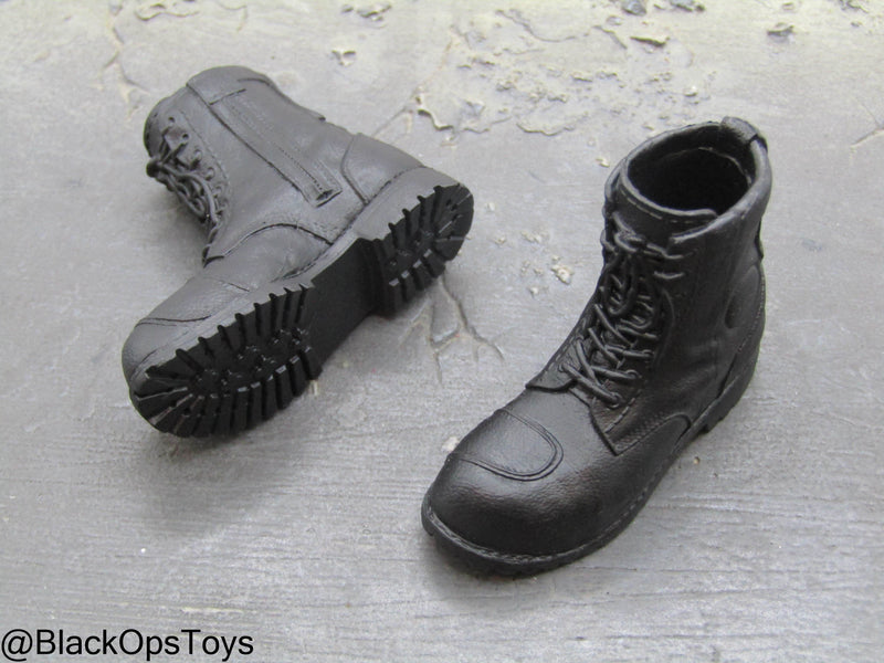 Load image into Gallery viewer, Sage Mentor - Black Boots (Peg Type)
