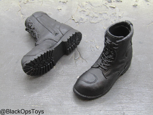 Sage Mentor - Black Boots (Peg Type)