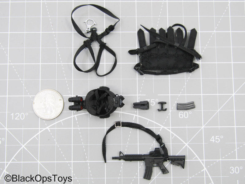 Load image into Gallery viewer, 1/12 Black Hawk Down Rifle, Helmet, Chest Rig, &amp; Harness Set

