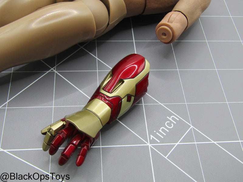 Load image into Gallery viewer, Iron Man - Male Base Body w/Arc Reactor &amp; Armor Pieces (Hot Toys)
