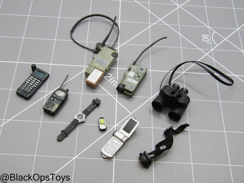 Load image into Gallery viewer, Bam 1/6 Radio w/Binoculars &amp; Gear Set
