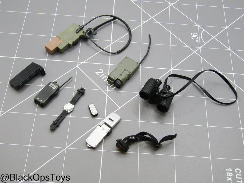 Load image into Gallery viewer, Bam 1/6 Radio w/Binoculars &amp; Gear Set
