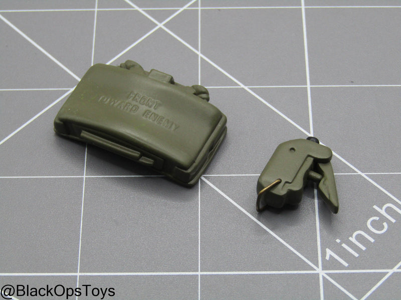 Load image into Gallery viewer, Vietnam Era Claymore Mine Set
