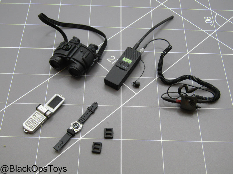 Load image into Gallery viewer, Bam 1/6 Radio w/Binoculars &amp; Gear Set
