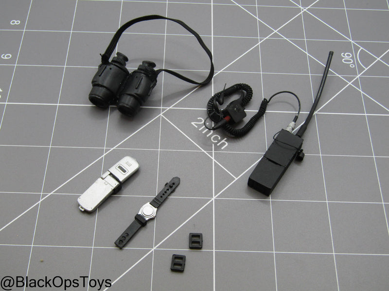 Load image into Gallery viewer, Bam 1/6 Radio w/Binoculars &amp; Gear Set
