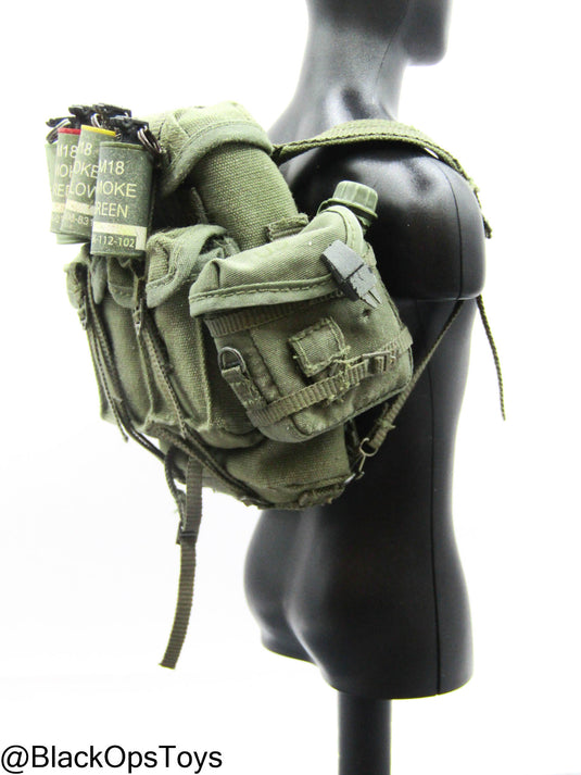 Vietnam B-52 Bullseye - Backpack w/Smoke Grenade Set