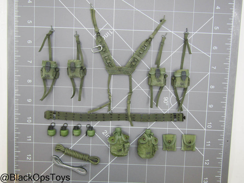 Load image into Gallery viewer, Vietnam B-52 Bullseye - Rivet Belt w/Harness &amp; Pouch Set
