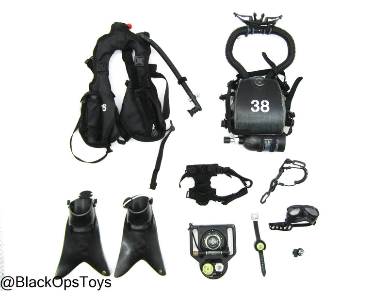 Load image into Gallery viewer, Black Marine Scuba Diver Gear Set (Hot Toys)
