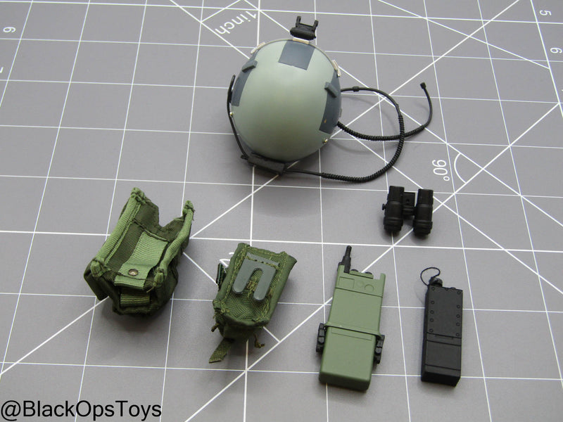 Load image into Gallery viewer, Bam 1/6 Pilot Helmet w/Radio
