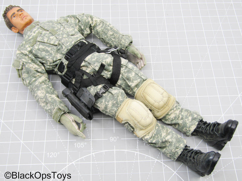 Load image into Gallery viewer, Male UCP Dressed Body w/Pistol, Holster, &amp; Accessories (Hot Toys)
