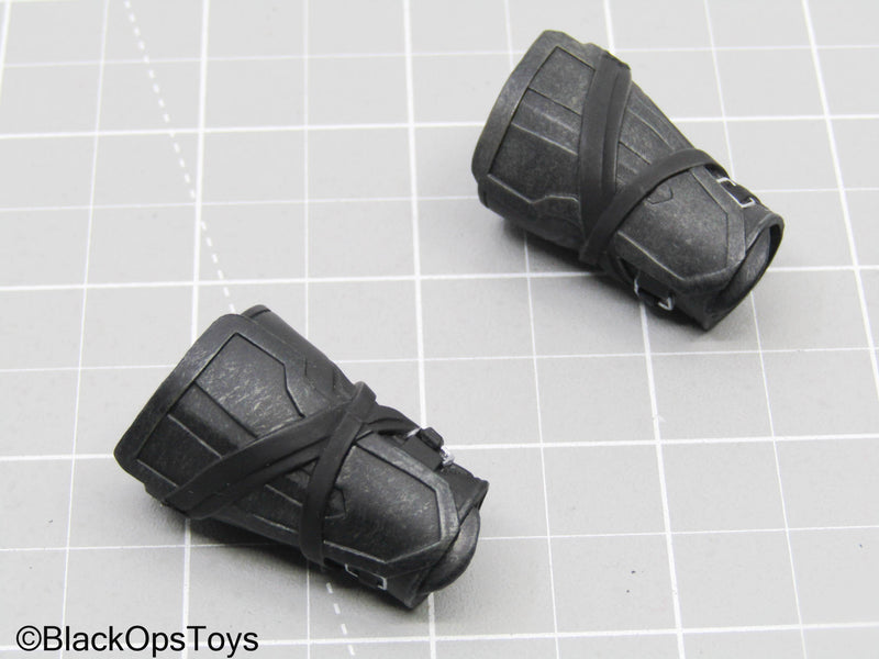 Load image into Gallery viewer, Avengers - Thor - Black Gauntlets (Hot Toys)
