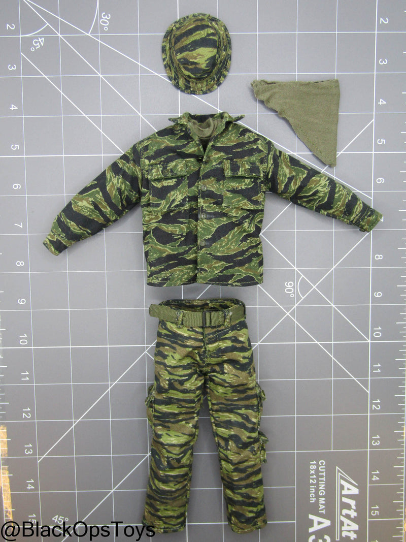 Load image into Gallery viewer, Bam 1/6 Vietnam Era Tiger Stripe Camo Uniform Set w/Boonie Hat (Toy Soldier)
