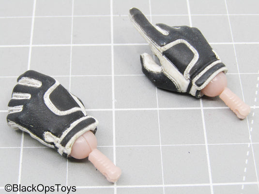 Black & White Gloved Hands w/Pegs (Hot Toys)